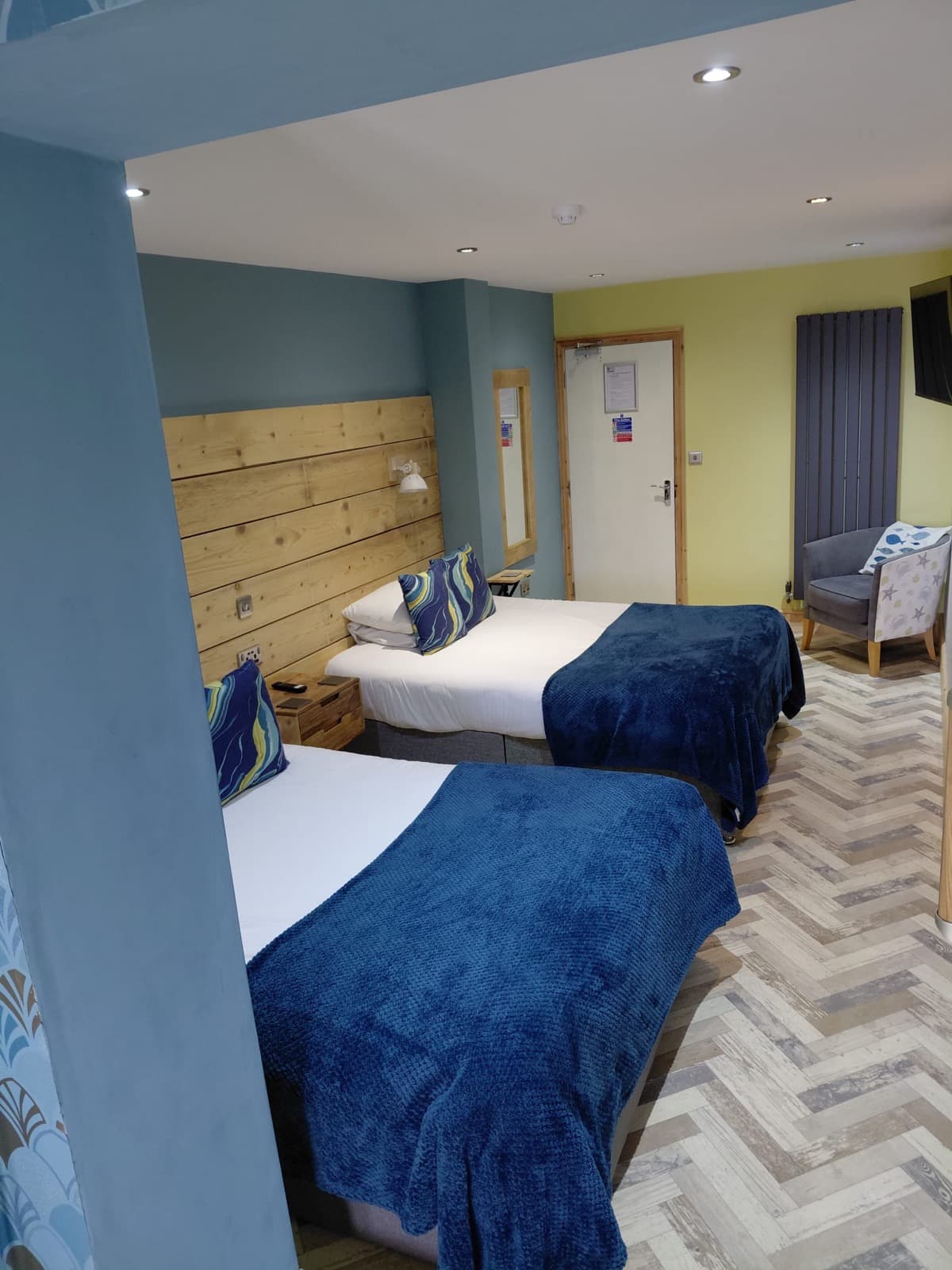 A ground-floor twin room at Seals Bacton with two single beds